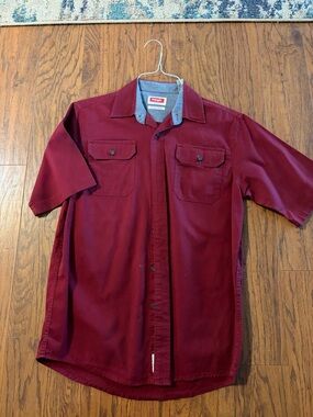 Wrangler Short-Sleeve Button Down Shirt in Burgundy